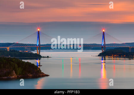 Die uddevalla Bridge ist eine Schrägseilbrücke Kreuzung Sunninge Sound in der Nähe von Uddevalla in der Provinz Bohuslan an der Westküste von Schweden Stockfoto