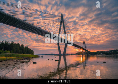 Die uddevalla Bridge ist eine Schrägseilbrücke Kreuzung Sunninge Sound in der Nähe von Uddevalla in der Provinz Bohuslan an der Westküste von Schweden Stockfoto