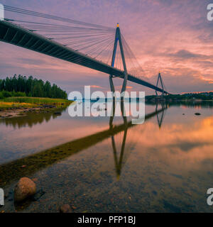 Die uddevalla Bridge ist eine Schrägseilbrücke Kreuzung Sunninge Sound in der Nähe von Uddevalla in der Provinz Bohuslan an der Westküste von Schweden Stockfoto