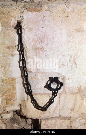 Schäkel auf Metall Kette zu stein Wand befestigt, close-up Stockfoto