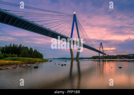 Die uddevalla Bridge ist eine Schrägseilbrücke Kreuzung Sunninge Sound in der Nähe von Uddevalla in der Provinz Bohuslan an der Westküste von Schweden Stockfoto