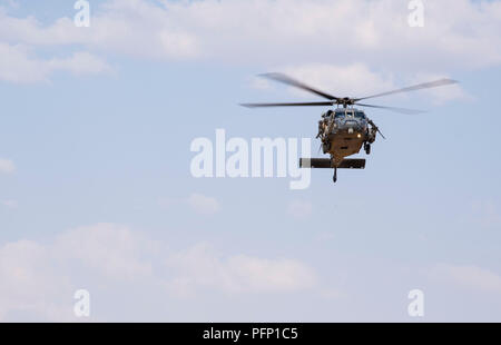 Ein HH-60 Pave Hawk auf der 46th Expeditionary Rescue Squadron am Standort eines simulierten Flugzeugabsturz website Personal recovery Betrieb und Support für das Schlachtfeld Flieger auf der 52 Expeditionary Rescue Squadron zugewiesen sind ankommt zugeordnet, auf dem Boden der Unterstützung der Übung Rolle Spieler an einem unbekannten Ort, Irak, 15. Juli 2018. Die Hauptaufgabe der HH-60G Pave Hawk Hubschrauber ist Tag und Nacht Personal Recovery Operationen in feindlichen Umgebungen isoliert Personal während des Krieges zu erholen. (U.S. Air Force Foto: Staff Sgt. Keith James) Stockfoto