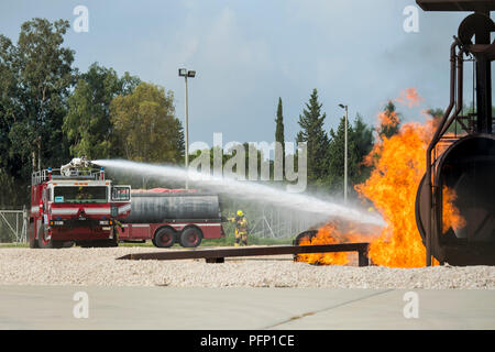 Mitglieder des 39. Bauingenieur Squadron Feuerwehr extinguis ein simuliertes Flugzeug Brand in Incirlik, der Türkei, August 7, 2018. Die Feuerwehr Mitglieder verwendet die Ausübung der Reaktionszeit und der Praxis mit ihren Anlagen zu verringern, um sicherzustellen, dass sie ausreichend geschult. (U.S. Air Force Foto: Staff Sgt. Kimberly Nagle) Stockfoto