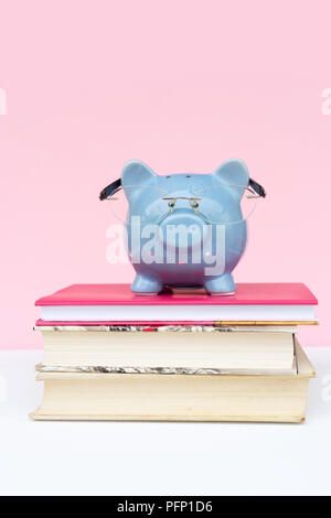 Einsparungen für educaion Konzept, piggy Bank in Gläsern auf Stapel Bücher Stockfoto