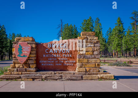 BRYCE Canyon, Utah, Juni, 07, 2018: Willkommen Schild am Bryce Canyon National Park, eine spektakuläre Amphitheater mit roten Felsformationen, im Südwesten Utahs Stockfoto