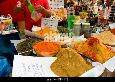 Ein Anbieter verkauft Gewürze in der Messe von Gijon 2018. August 16, 2018. Spanien. Stockfoto