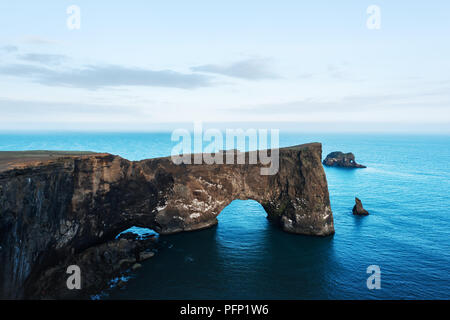 Einzigartige basalt Bogen auf Dyrholaey Stockfoto