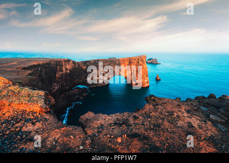 Einzigartige basalt Bogen auf Dyrholaey Stockfoto