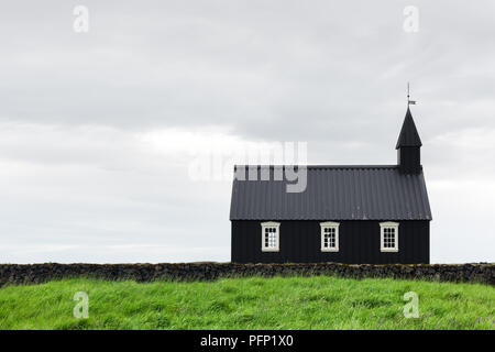 Schwarze hölzerne Kirche Budakirkja Stockfoto