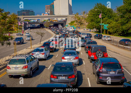 Los Angeles, Kalifornien, USA, Juni, 15, 2018: Rush Hour mit Autos und generic Fahrzeuge - Stau in Los Angeles Downtown, echtes Leben Transport Konzept Stockfoto