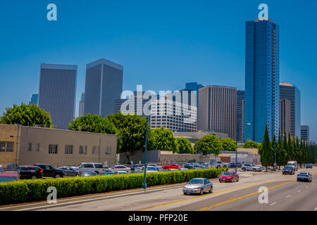 Los Angeles, Kalifornien, USA, Juni, 15, 2018: Im Freien von Autos in eine Autobahn Umgebung des riesigen Gebäuden in einem traumhaft schönen Tag mit blauem Himmel in Los Angeles Downtown Stockfoto