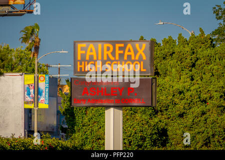 Los Angeles, Kalifornien, USA, August, 20, 2018: Im freien Blick auf informative Licht Zeichen der Fairfax High School in Los Angeles, in einem wunderschönen sonnigen Tag Stockfoto
