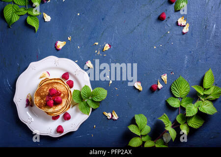 Stapel Pfannkuchen mit frischen Himbeeren, Marmelade auf weiße Platte. Tabelle Ansicht von oben. Gesundes Frühstück zu essen. Stockfoto