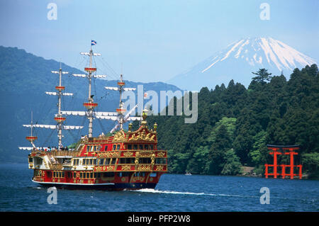 Japan, Honshu, motorisiertes Segelschiff auf dem Ashi-see mit schneebedeckten Mount Fuji im Hintergrund Stockfoto