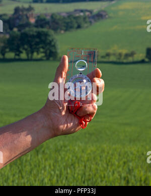 Hand Modell holding Kompass, close-up Stockfoto