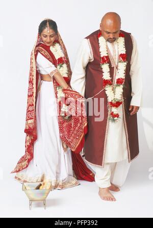 Hindu Hochzeit Ritual namens Mangal phera, Braut und Bräutigam, mit ihren Händen zusammen gebunden, um heiliges Feuer oder Agni Stockfoto