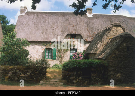 Frankreich, Bretagne, Loire-Atlantique, Parc Naturel Régional de Brière, Kerhinet, Fassade des Ferienhaus aus Stein mit Reetdach. Stockfoto