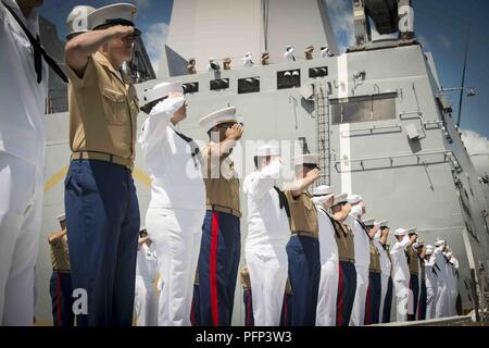 YORK (23. Mai 2018) Matrosen und Marines an Bord der USS Arlington LPD (24) Mann die Schienen bei der Einreise in New York City zu feiern Fleet Week New York (FWNY). Jetzt in seinem 30. Jahr, Fleet Week New York ist die Stadt der altehrwürdige Feier auf das Meer. Es ist eine einmalige Chance für die Bürger von New York und die umliegenden Tri-state-Area zu treffen Seemänner, Marinesoldaten und Küstenwache sowie Zeugnis aus erster Hand die neuesten Funktionen der heutigen Maritime Services. Stockfoto