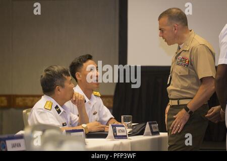 Vietnamesische Senior Kapitän Le Xuan Thuy, stellvertretender Commander, Naval Zone 4, Republik Vietnam Marine; und Senior lt Bui Van Luong, Republik Vietnam Marine, sprechen zu US Marine Corps Oberst Nathan Nastase, stellvertretender Stabschef, G-3/5-/7 Division, U.S. Marine Corps Forces, Pazifik, während der Pazifik amphibischen Führer Symposium (PALS) 2018 in Honolulu, Hawaii, 23. Mai 2018. Während des Symposiums, militärischen Dienstleistungen aus der ganzen Welt eine engere militärische Bindung mit einem anderen bauen. Engere Bande zwischen anderen Militärs erleichtern klare Kommunikationswege und ein Geist der Coop fördern Stockfoto