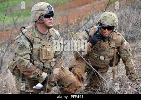 Soldaten in den 2 Bataillon zugeordnet, 27 Infanterie Regiment, 3. Brigade Combat Team, 25 Infanterie Division, Anruf für Fire Support während einer Live Fire Übung für Tiger Balm 18 am Schofield Kasernen, Hawaii, am 23. Mai 2018. Tiger Balm ist eine bilaterale Übung veranstaltet jährlich zwischen den USA und Singapur Armeen. Stockfoto