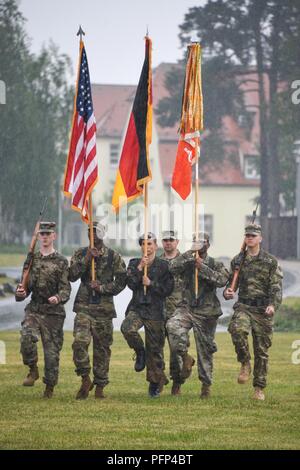 Die zeremoniellen Color Guard Vorschüsse an der Vorderseite der Bildung während einer 44th Expeditionary Signal Battalion Ändern des Befehls Zeremonie zwischen Oberstleutnant Adam Sannutti (ausgehende Commander) und Oberstleutnant Heather McAteer (eingehende Commander) im Tower Kasernen, Grafenwöhr, Deutschland, 24. Mai 2018. Stockfoto