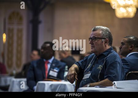 STUTTGART, DEUTSCHLAND (21. Mai 2018) Die Mitglieder der Gemeinsamen US-European Command/U.S. Afrika Befehl Bereitstellung und Verteilung Konferenz hören zu einer Darstellung, im Maritim Hotel in Stuttgart, Deutschland. Die JEADDC Mai fand vom 21. - 23. Stelle, mit über 200 Leute anwesend die Bedeutung der Logistik innerhalb ihrer jeweiligen Theater zu diskutieren. Stockfoto