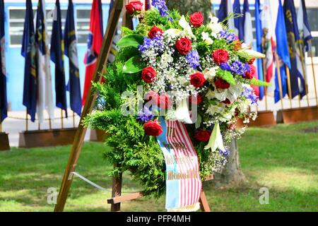 ILLESHEIM, Deutschland - Soldaten, Zivilisten und Rentner waren verbunden, die von lokalen Mitglieder der amerikanischen Legion Beiträge (Ansbach und Illesheim) Tribut an gefallenen Service Mitglieder an einem Kranz während des Memorial Day Zeremonie bei Storck Barracks Memorial Park 24. Mai 2018 zur Festlegung zu bezahlen. Anwesend waren der US-Armee Garnison Ansbach Befehl Sgt. Große Philson Tavernier, American Legion Post Commander 1982 Susan Houston sowie Vertreter aus der lokalen Armee rotatorische Einheiten in Illesheim stationiert, 1 Air Cavalry Brigade, 1 Calvary Division und der 678Th Air Defence Battalion. Gastreferent war Capt. Stockfoto