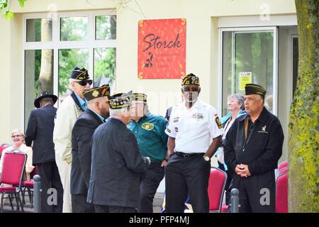 ILLESHEIM, Deutschland - Soldaten, Zivilisten und Rentner waren verbunden, die von lokalen Mitglieder der amerikanischen Legion Beiträge (Ansbach und Illesheim) Tribut an gefallenen Service Mitglieder an einem Kranz während des Memorial Day Zeremonie bei Storck Barracks Memorial Park 24. Mai 2018 zur Festlegung zu bezahlen. Anwesend waren der US-Armee Garnison Ansbach Befehl Sgt. Große Philson Tavernier, American Legion Post Commander 1982 Susan Houston sowie Vertreter aus der lokalen Armee rotatorische Einheiten in Illesheim stationiert, 1 Air Cavalry Brigade, 1 Calvary Division und der 678Th Air Defence Battalion. Gastreferent war Capt. Stockfoto