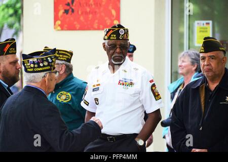 ILLESHEIM, Deutschland - Soldaten, Zivilisten und Rentner waren verbunden, die von lokalen Mitglieder der amerikanischen Legion Beiträge (Ansbach und Illesheim) Tribut an gefallenen Service Mitglieder an einem Kranz während des Memorial Day Zeremonie bei Storck Barracks Memorial Park 24. Mai 2018 zur Festlegung zu bezahlen. Anwesend waren der US-Armee Garnison Ansbach Befehl Sgt. Große Philson Tavernier, American Legion Post Commander 1982 Susan Houston sowie Vertreter aus der lokalen Armee rotatorische Einheiten in Illesheim stationiert, 1 Air Cavalry Brigade, 1 Calvary Division und der 678Th Air Defence Battalion. Gastreferent war Capt. Stockfoto