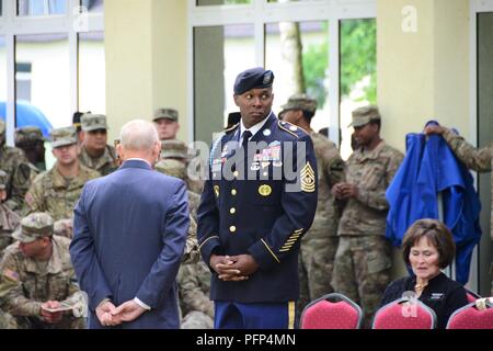 ILLESHEIM, Deutschland - Soldaten, Zivilisten und Rentner waren verbunden, die von lokalen Mitglieder der amerikanischen Legion Beiträge (Ansbach und Illesheim) Tribut an gefallenen Service Mitglieder an einem Kranz während des Memorial Day Zeremonie bei Storck Barracks Memorial Park 24. Mai 2018 zur Festlegung zu bezahlen. Anwesend waren der US-Armee Garnison Ansbach Befehl Sgt. Große Philson Tavernier, American Legion Post Commander 1982 Susan Houston sowie Vertreter aus der lokalen Armee rotatorische Einheiten in Illesheim stationiert, 1 Air Cavalry Brigade, 1 Calvary Division und der 678Th Air Defence Battalion. Gastreferent war Capt. Stockfoto