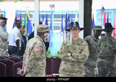 ILLESHEIM, Deutschland - Soldaten, Zivilisten und Rentner waren verbunden, die von lokalen Mitglieder der amerikanischen Legion Beiträge (Ansbach und Illesheim) Tribut an gefallenen Service Mitglieder an einem Kranz während des Memorial Day Zeremonie bei Storck Barracks Memorial Park 24. Mai 2018 zur Festlegung zu bezahlen. Anwesend waren der US-Armee Garnison Ansbach Befehl Sgt. Große Philson Tavernier, American Legion Post Commander 1982 Susan Houston sowie Vertreter aus der lokalen Armee rotatorische Einheiten in Illesheim stationiert, 1 Air Cavalry Brigade, 1 Calvary Division und der 678Th Air Defence Battalion. Gastreferent war Capt. Stockfoto