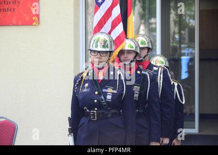 ILLESHEIM, Deutschland - Soldaten, Zivilisten und Rentner waren verbunden, die von lokalen Mitglieder der amerikanischen Legion Beiträge (Ansbach und Illesheim) Tribut an gefallenen Service Mitglieder an einem Kranz während des Memorial Day Zeremonie bei Storck Barracks Memorial Park 24. Mai 2018 zur Festlegung zu bezahlen. Anwesend waren der US-Armee Garnison Ansbach Befehl Sgt. Große Philson Tavernier, American Legion Post Commander 1982 Susan Houston sowie Vertreter aus der lokalen Armee rotatorische Einheiten in Illesheim stationiert, 1 Air Cavalry Brigade, 1 Calvary Division und der 678Th Air Defence Battalion. Gastreferent war Capt. Stockfoto