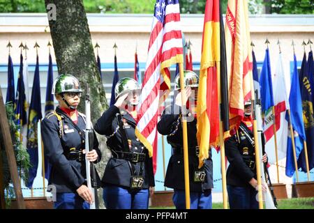 ILLESHEIM, Deutschland - Soldaten, Zivilisten und Rentner waren verbunden, die von lokalen Mitglieder der amerikanischen Legion Beiträge (Ansbach und Illesheim) Tribut an gefallenen Service Mitglieder an einem Kranz während des Memorial Day Zeremonie bei Storck Barracks Memorial Park 24. Mai 2018 zur Festlegung zu bezahlen. Anwesend waren der US-Armee Garnison Ansbach Befehl Sgt. Große Philson Tavernier, American Legion Post Commander 1982 Susan Houston sowie Vertreter aus der lokalen Armee rotatorische Einheiten in Illesheim stationiert, 1 Air Cavalry Brigade, 1 Calvary Division und der 678Th Air Defence Battalion. Gastreferent war Capt. Stockfoto