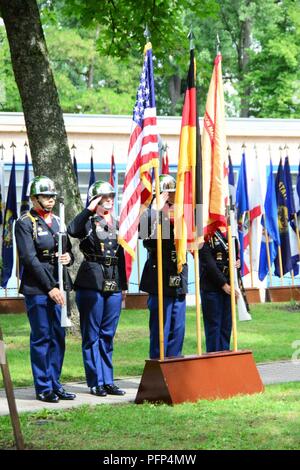 ILLESHEIM, Deutschland - Soldaten, Zivilisten und Rentner waren verbunden, die von lokalen Mitglieder der amerikanischen Legion Beiträge (Ansbach und Illesheim) Tribut an gefallenen Service Mitglieder an einem Kranz während des Memorial Day Zeremonie bei Storck Barracks Memorial Park 24. Mai 2018 zur Festlegung zu bezahlen. Anwesend waren der US-Armee Garnison Ansbach Befehl Sgt. Große Philson Tavernier, American Legion Post Commander 1982 Susan Houston sowie Vertreter aus der lokalen Armee rotatorische Einheiten in Illesheim stationiert, 1 Air Cavalry Brigade, 1 Calvary Division und der 678Th Air Defence Battalion. Gastreferent war Capt. Stockfoto
