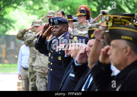 ILLESHEIM, Deutschland - Soldaten, Zivilisten und Rentner waren verbunden, die von lokalen Mitglieder der amerikanischen Legion Beiträge (Ansbach und Illesheim) Tribut an gefallenen Service Mitglieder an einem Kranz während des Memorial Day Zeremonie bei Storck Barracks Memorial Park 24. Mai 2018 zur Festlegung zu bezahlen. Anwesend waren der US-Armee Garnison Ansbach Befehl Sgt. Große Philson Tavernier, American Legion Post Commander 1982 Susan Houston sowie Vertreter aus der lokalen Armee rotatorische Einheiten in Illesheim stationiert, 1 Air Cavalry Brigade, 1 Calvary Division und der 678Th Air Defence Battalion. Gastreferent war Capt. Stockfoto