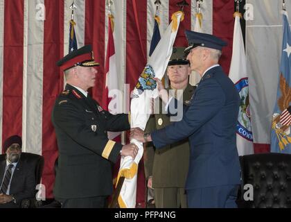 Us Air Force General Terrence J. O'Shaughnessy erhält Flagge das North American Aerospace Defence Command aus der Kanadischen Streitkräfte Chef der Verteidigung Personal, Gen. J.H. Vance, was bedeutet, dass die Annahme der Befehl, 24. Mai 2018 auf Peterson US Air Force Base, Colorado'S O haughnessy ist der 25 NORAD Kommandeur. Stockfoto