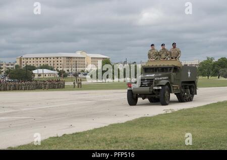 Brig. Gen. Darren L. Werner, eingehende 13. WSA Kommandeur, Generalmajor J.T. Thompson, III Corps und Fort Hood stellvertretenden kommandierenden General, und Brig. Gen. Douglas McBride jr., der ausgehende Kommandierender General des 13. WSA, prüfen Sie die Truppen von der Rückseite eines halftrack während des 13 ESC Ändern des Befehls Zeremonie auf Sadowski Feld in Fort Hood Texas Mai, 24 2018. Stockfoto