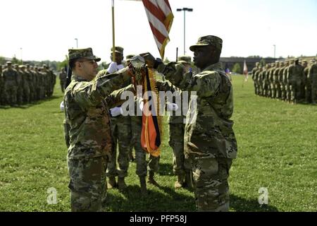 Oberst Craig J. u.a. (links), der Kommandant der 101 Combat Aviation Brigade, Luftlandedivision Air Assault und Command Sgt. Maj. Reginald Thomas (rechts), die Brigade command Sergeant Major, bei der Farbe in einem Gehäuse Zeremonie am Fort Campbell, Ky., 23. Mai 2018. Stockfoto