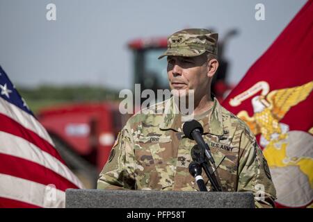 Us-Armee Generalmajor Tim Orr, Adjutant General der Oregon National Guard, spricht mit Gästen während der Spatenstich für ein neues Finden Training Center Hosting Firma E, 2.Bataillon, 24 Marines, 23 Marine Regiment, 4 Marine Division, und die Navy Operational Support Center in Des Moines, Iowa, 24. Mai 2018. Der Bau des neuen gemeinsamen Navy und Marine Corps finden Training Center wird besser die funktionalen Bedürfnisse der Einheit erfüllen und Service Mitglieder die Gelegenheit bieten, die Ausbildung und die Bereitschaft zu erhöhen. Stockfoto