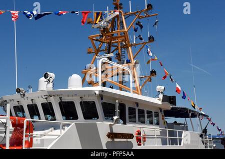 Die Crew der Coast Guard Cutter Richard Snyder, ein 154-Fuß-Sentinel Class Cutter in Atlantic Beach, North Carolina, gehostete Touren während der Fleet Week New York, 24. Mai 2018. Nun im 30. Jahr, ist die Stadt der altehrwürdige Feier auf das Meer. Es ist eine einmalige Chance für die Bürger von New York und die umliegenden Tri-state-Area zu treffen Seemänner, Marinesoldaten und Küstenwache sowie Zeugnis aus erster Hand die neuesten Funktionen der heutigen Maritime Services. Stockfoto