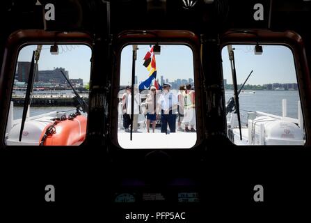 Die Crew der Coast Guard Cutter Richard Snyder, ein 154-Fuß-Sentinel Class Cutter in Atlantic Beach, North Carolina, gehostete Touren während der Fleet Week New York, 24. Mai 2018. Nun im 30. Jahr, ist die Stadt der altehrwürdige Feier auf das Meer. Es ist eine einmalige Chance für die Bürger von New York und die umliegenden Tri-state-Area zu treffen Seemänner, Marinesoldaten und Küstenwache sowie Zeugnis aus erster Hand die neuesten Funktionen der heutigen Maritime Services. Stockfoto