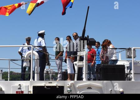 Die Crew der Coast Guard Cutter Richard Snyder, ein 154-Fuß-Sentinel Class Cutter in Atlantic Beach, North Carolina, gehostete Touren während der Fleet Week New York, 24. Mai 2018. Nun im 30. Jahr, ist die Stadt der altehrwürdige Feier auf das Meer. Es ist eine einmalige Chance für die Bürger von New York und die umliegenden Tri-state-Area zu treffen Seemänner, Marinesoldaten und Küstenwache sowie Zeugnis aus erster Hand die neuesten Funktionen der heutigen Maritime Services. Stockfoto