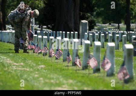 Soldaten in die 3d-US-Infanterie Regiment (Die Alte Garde), im "Flags An" auf dem Arlington National Cemetery in Arlington, Virginia, 24. Mai 2018 vergeben. Während "Flaggen" Die Alte Garde ehren America's gefallenen Helden, indem Sie eine amerikanische Flagge auf jeder Grabstätte für Service Mitglieder ANC begraben. Stockfoto