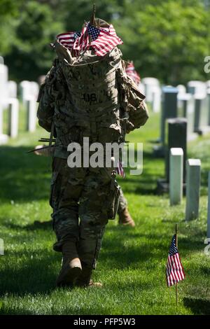 Soldaten in die 3d-US-Infanterie Regiment (Die Alte Garde), im "Flags An" auf dem Arlington National Cemetery in Arlington, Virginia, 24. Mai 2018 vergeben. Während "Flaggen" Die Alte Garde ehren America's gefallenen Helden, indem Sie eine amerikanische Flagge auf jeder Grabstätte für Service Mitglieder ANC begraben. Stockfoto