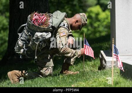 Soldaten in die 3d-US-Infanterie Regiment (Die Alte Garde), im "Flags An" auf dem Arlington National Cemetery in Arlington, Virginia, 24. Mai 2018 vergeben. Während "Flaggen" Die Alte Garde ehren America's gefallenen Helden, indem Sie eine amerikanische Flagge auf jeder Grabstätte für Service Mitglieder ANC begraben. Stockfoto