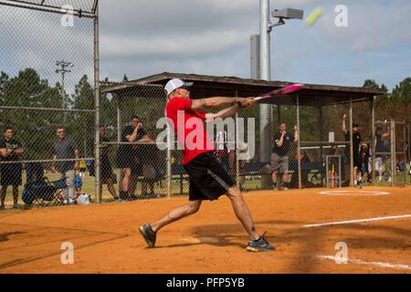 Us-Armee SFC. Wesley Kegelrad mit 2Nd Brigade Combat Team, 1.BATAILLON, 325 Airborne Infanterie Regiment, 82nd Airborne Division, nimmt an einem Softballspiel während alle Amerikanischen Woche XXIX 22. Mai 2018 in Fort Bragg, North Carolina. Fallschirmjäger Vergangenheit und auf die Mitte des militärischen Universum Converged präsentieren zu feiern, die Mitglieder der "All American" Abteilung und Amerikas Ehrenwache. Stockfoto