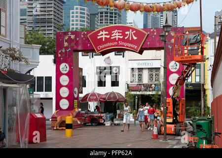 Singapur - 10. Juni 2018: Tor in Chinatown mit Menschen Stockfoto