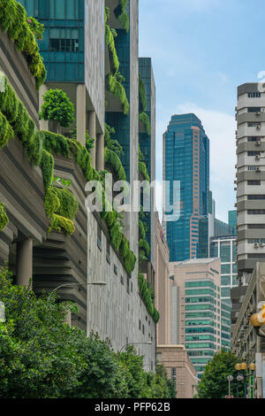 Singapur - 10. Juni 2018: Tor in Chinatown mit Menschen: Hotel in einem Garten mit Financial District in den Rücken. Stockfoto