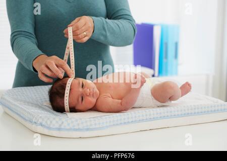 Arzt Messkopf Umfangs eines baby girl Stockfoto