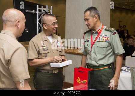 Philippinische Marine Corps Generalmajor Alvin A. Parreno, Mitte, Kommandant, philippinische Marine Corps, erhält ein Geschenk von malaysischen Brig. Gen. Tengku Muhammad Fauzi Tengku Ibrahim, rechts, Commander, 10 Brigade, während der Pazifik amphibischen Führer Symposium (PALS) 2018 in Honolulu, Hawaii, 24. Mai 2018. PALS bringt Führungskräfte der Alliierten und Partner Militärs mit großes Interesse an der Sicherheit und Stabilität des Indo-pazifischen Region wichtige Aspekte der maritimen/amphibischen Operationen zu diskutieren, der Entwicklung der Fähigkeiten, Krisenmanagement und Interoperabilität. Stockfoto